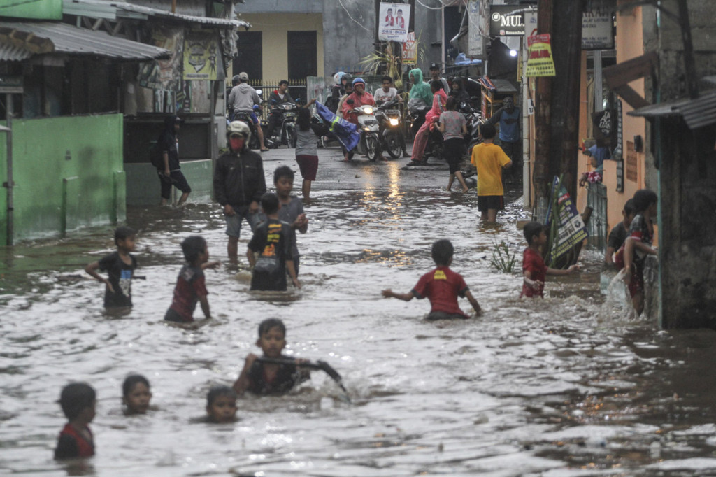Sejumlah kendaraan memutar balik saat banjir di Kampung Utan Jaya, Citayam, Depok, Jawa Barat.