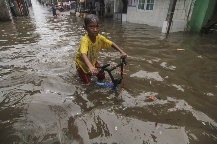 Banjir tersebut disebabkan karena meluapnya aliran kali dan hujan deras yang mengguyur Kota Depok. 
