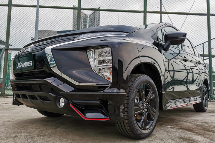 Di sektor eksterior, penyematan aksen hitam dapat ditemukan pada bagian alloy wheel dan door mirror. 
