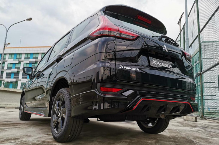 Selain itu perubahan juga dapat ditemukan dengan penyematan body kit dengan aksen merah serta emblem Black Edition di bagian belakang mobil.
