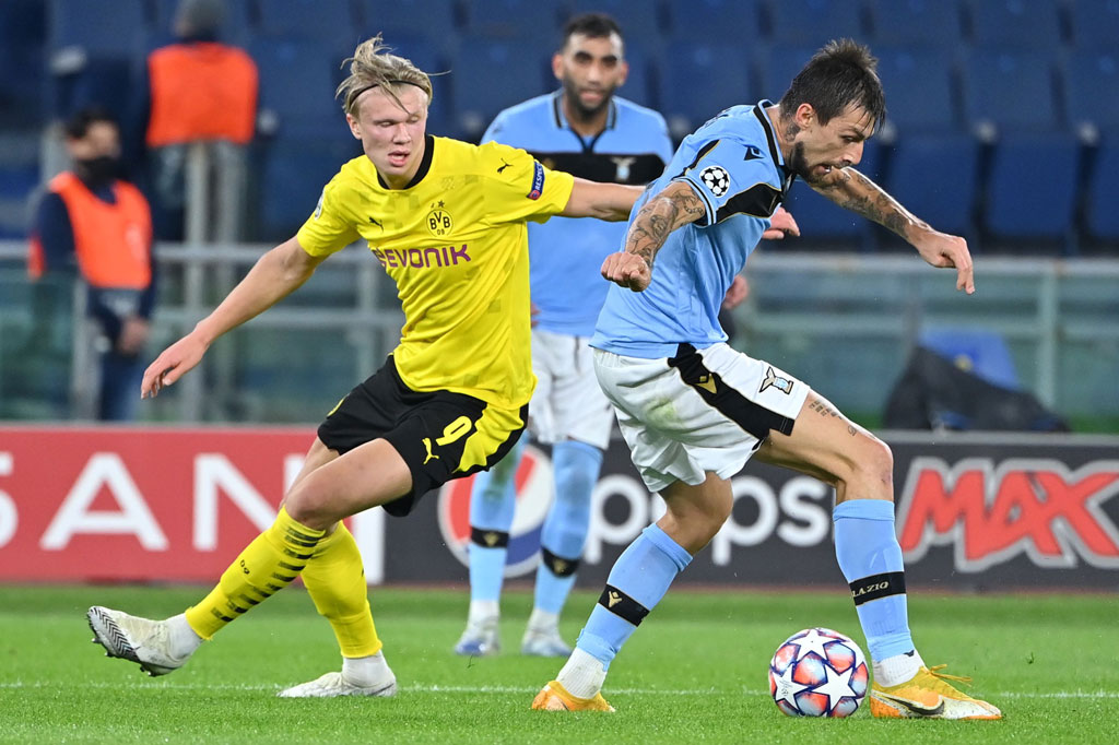 Setelah kemasukan, Dortmund tetap kesulitan mengimbangi Lazio. Hal itu berimbas kepada minimnya pasokan bola kepada Marco Reus dan Erling Haaland di lini depan. Raphael Guerreiro sempat mencoba melepaskan tembakan, namun masih dapat diatasi kiper Thomas Strakosha.