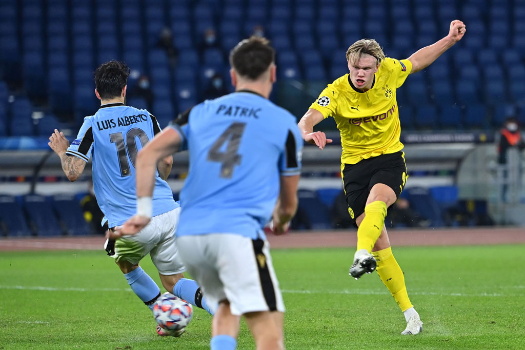 Pada awal babak kedua, Dortmund kembali mencoba mengejar ketertinggalan. Haaland merangsek ke depan dan melepaskan tembakan, sayang bola masih dapat ditahan kiper Strakosha.