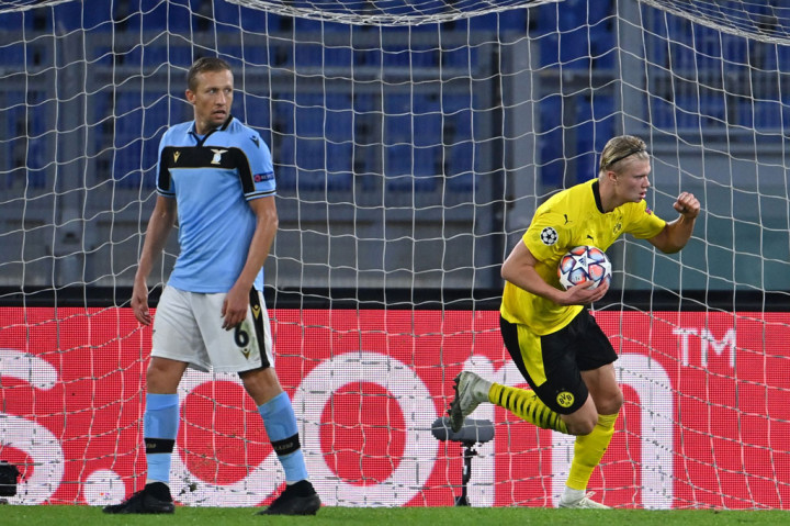 Usaha keras Dortmund akhirnya menuai hasil pada menit ke-71. Reyna bergerak cepat di sisi kanan, dan mengirimkan umpan silang mendatar yang dengan cepat disambar Haaland untuk memperkecil ketertinggalan menjadi 2-1.