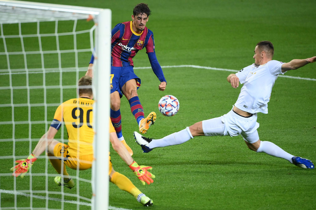 Dibusz lantas melakukan penyelamatan gemilang dengan kakinya untuk menghentikan tembakan Francisco Trincao pada menit ke-36.