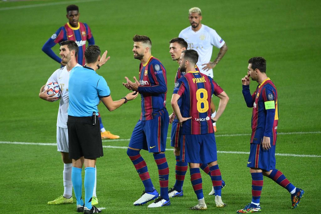 Pada menit ke-68 tim tamu mendapat hadiah penalti setelah Nguen dilanggar oleh Gerard Pique. Pelanggaran tersebut juga berbuah kartu merah untuk Pique.