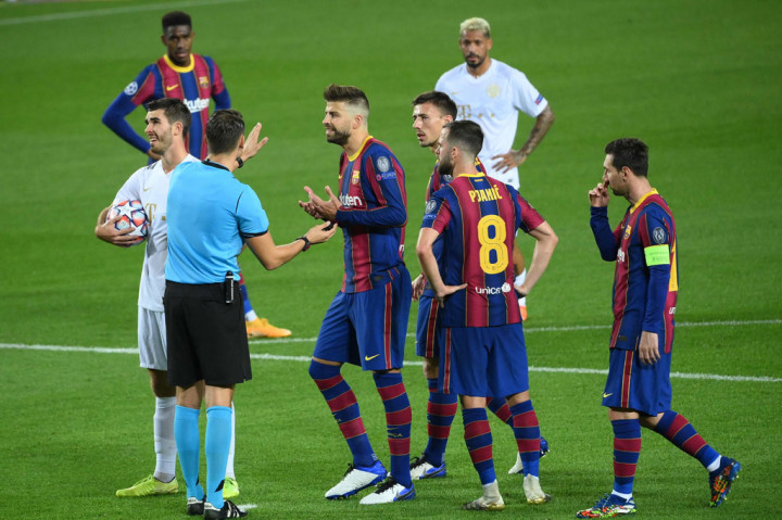 Pada menit ke-68 tim tamu mendapat hadiah penalti setelah Nguen dilanggar oleh Gerard Pique. Pelanggaran tersebut juga berbuah kartu merah untuk Pique.