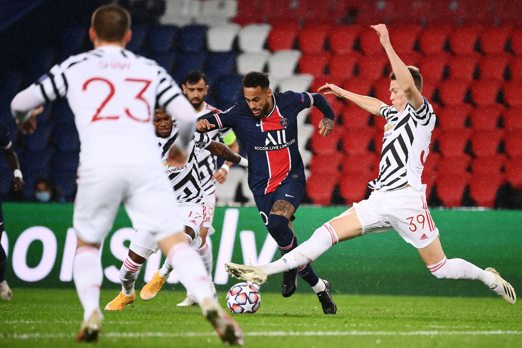 Pada awal laga PSG langsung menekan pertahanan MU melalui trio lini depannya Neymar, Kylian Mbappe, dan Angel di Maria. Di Maria membuka peluang pertama, tetapi sepakannya dari luar kotak penalti masih bisa ditepis kiper MU David De Gea.