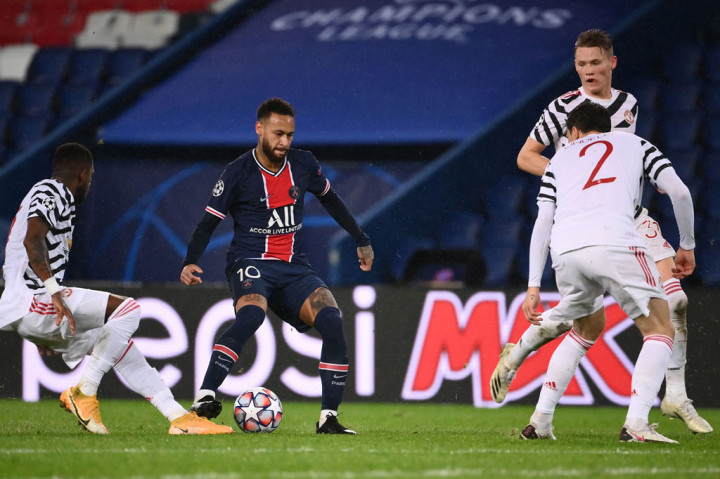 PSG kesulitan untuk kembali membongkar pertahanan lawan. Neymar dan kawan-kawan kerap mengandalkan serangan balik cepat, tapi pergerakannya langsung mudah ditutup oleh para pemain MU. Skor 1-0 untuk keunggulan MU bertahan hingga turun minum.