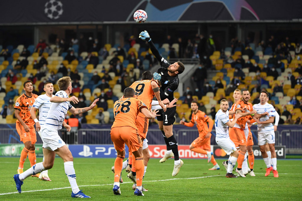 Absennya Cristiano Ronaldo yang masih menjalani karantina karena terinfeksi covid-19, memang tampak mempengaruhi ketajaman lini depan Juventus. Beberapa serangan berhasil dengan mudah dipatahkan para pemain tuan rumah.