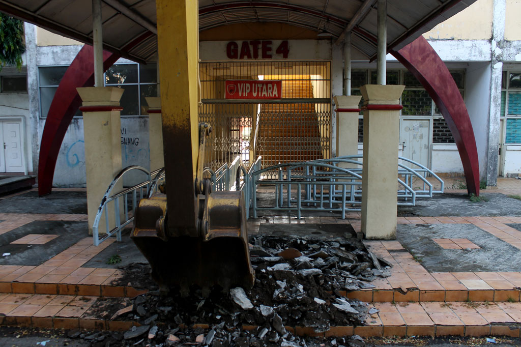 Pekerja dengan alat berat melakukan pembongkaran bangunan Stadion Andi Mattalatta Mattoangin, Makassar, Sulawesi Selatan, Rabu, 21 Oktober 2020.