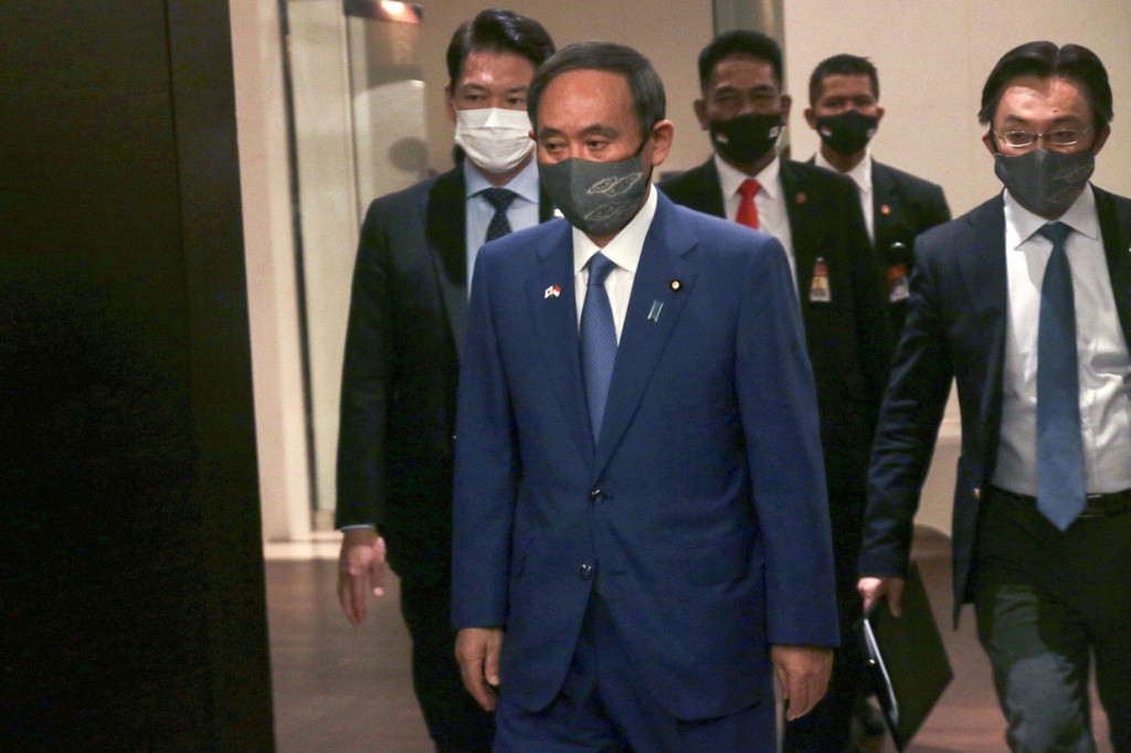 Perdana Menteri Jepang Yoshihide Suga (kedua kiri) berjalan menuju ruangan untuk bertemu dengan Asosiasi Alumni Jepang di Indonesia (PERSADA) di Jakarta.
