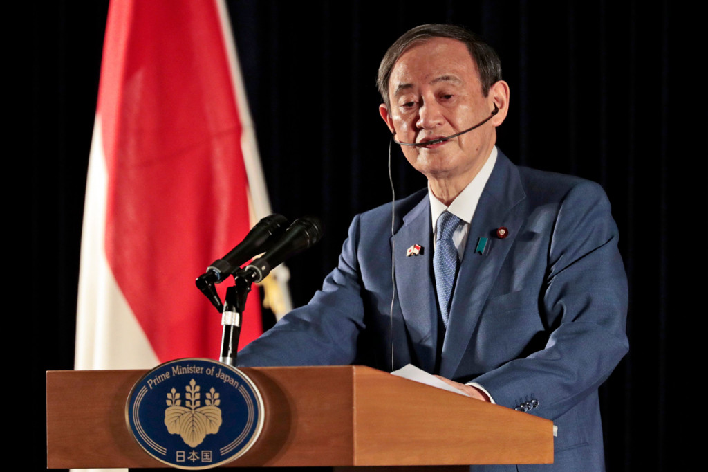 Dalam jumpa persnya, Suga juga menegaskan akan berusaha menunjukkan kepemimpinannya yang aktif demi memelihara perdamaian dan kamanan di kawasan Indo-Pasifik, khususnya di tengah rivalitas antara dua kekuatan dunia, Amerika Serikat dan Tiongkok. 