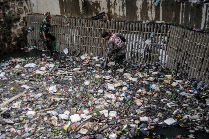 Pembersihan tersebut dilakukan dalam rangka mengantisipasi banjir yang kerap kali terjadi saat musim hujan di kawasan tersebut.
