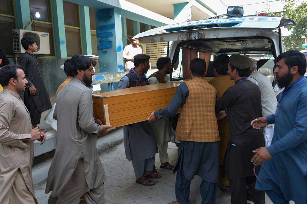 Kerabat membawa peti mati korban, yang meninggal dalam kericuhan saat antre mengajukan visa Pakistan, di luar kamar mayat di Jalalabad pada Rabu, 21 Oktober 2020.