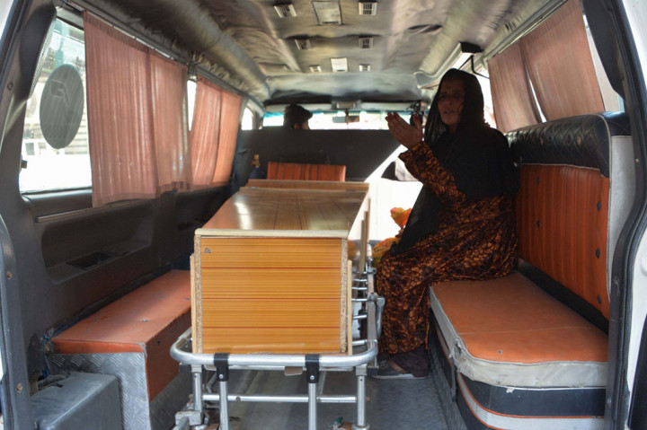 Sedikitnya 15 orang, 11 di antaranya perempuan meninggal dunia dalam kericuhan saat ribuan warga Afghanistan antre untuk mengajukan visa di sebuah stadion di timur Afghanistan, dekat konsulat Pakistan, Selasa, 20 Oktober 2020.