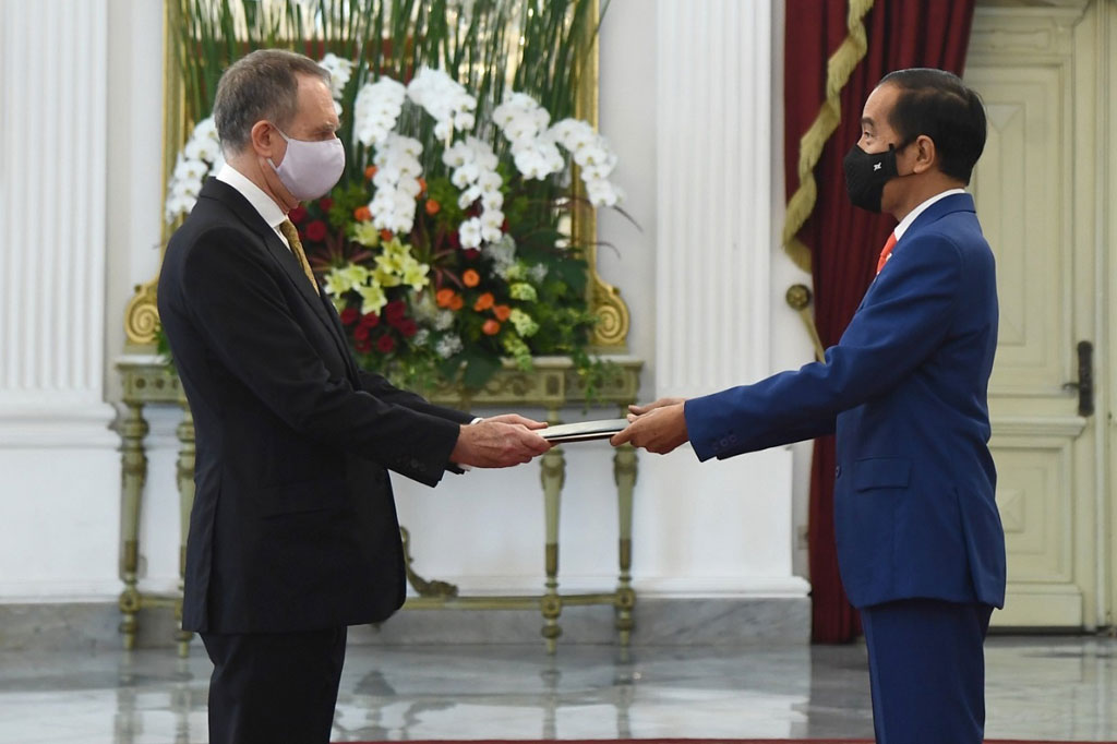 Selanjutnya Johannes Peterlik, Duta Besar LBBP Resident Republik Austria untuk Republik Indonesia; Manuel Antonio Saturno Escala, Duta Besar LBBP Resident Republik Panama untuk Republik Indonesia; Lars Bo Larsen, Duta Besar LBBP Resident Kerajaan Denmark untuk Republik Indonesia; dan Sung Yong Kim, Duta Besar LBBP Resident Amerika Serikat untuk Republik Indonesia.