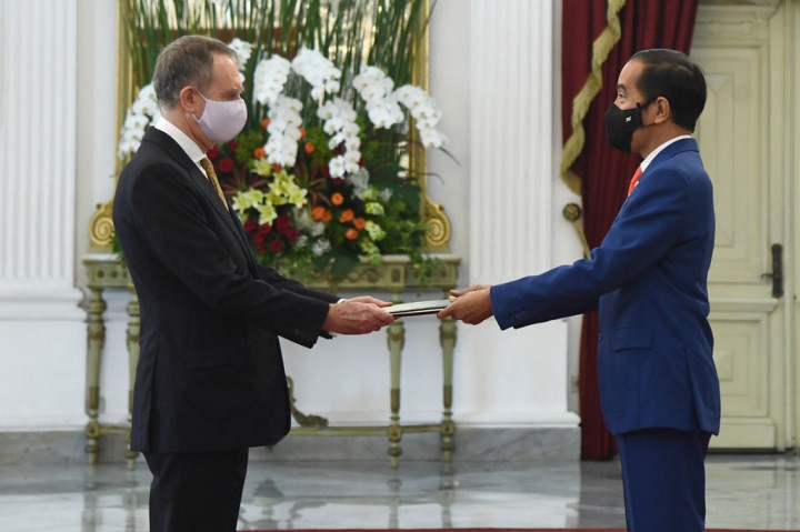 Selanjutnya Johannes Peterlik, Duta Besar LBBP Resident Republik Austria untuk Republik Indonesia; Manuel Antonio Saturno Escala, Duta Besar LBBP Resident Republik Panama untuk Republik Indonesia; Lars Bo Larsen, Duta Besar LBBP Resident Kerajaan Denmark untuk Republik Indonesia; dan Sung Yong Kim, Duta Besar LBBP Resident Amerika Serikat untuk Republik Indonesia.