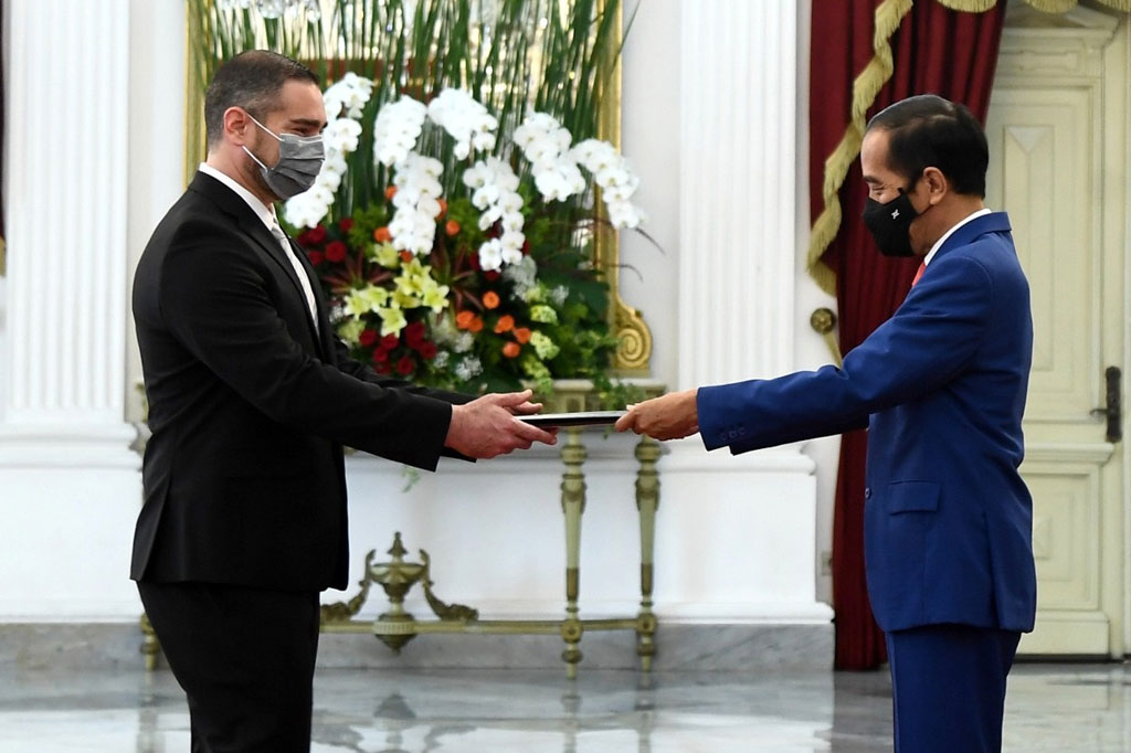 Selanjutnya, para duta besar menuju ruang tunggu Istana Merdeka untuk mengisi buku tamu sebelum masuk ruang kredensial dan menyerahkan surat kepercayaan kepada Presiden Joko Widodo.