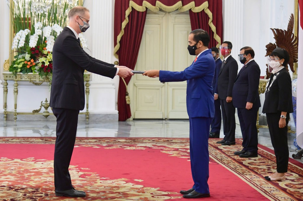 Penyerahan surat kepercayaan yang digelar di ruang kredensial, Istana Merdeka, Jakarta pada Rabu, 21 Oktober 2020 tersebut menandai dimulainya penugasan resmi dari para duta besar tersebut di Indonesia.