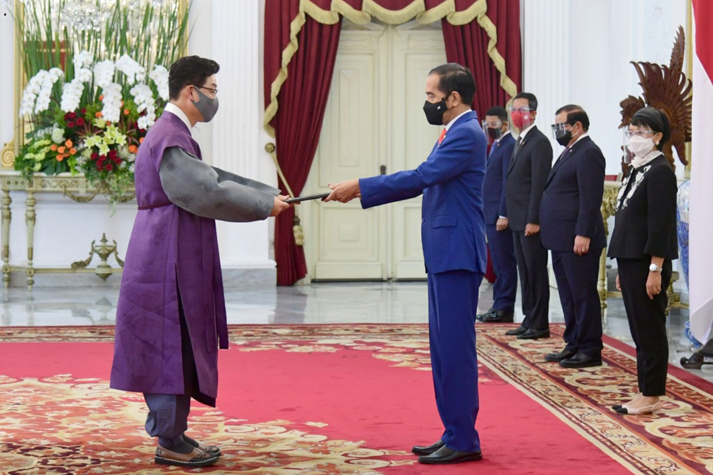 Presiden Joko Widodo menerima surat kepercayaan dari tujuh duta besar Luar Biasa dan Berkuasa Penuh (LBBP) Designate Resident untuk Republik Indonesia.