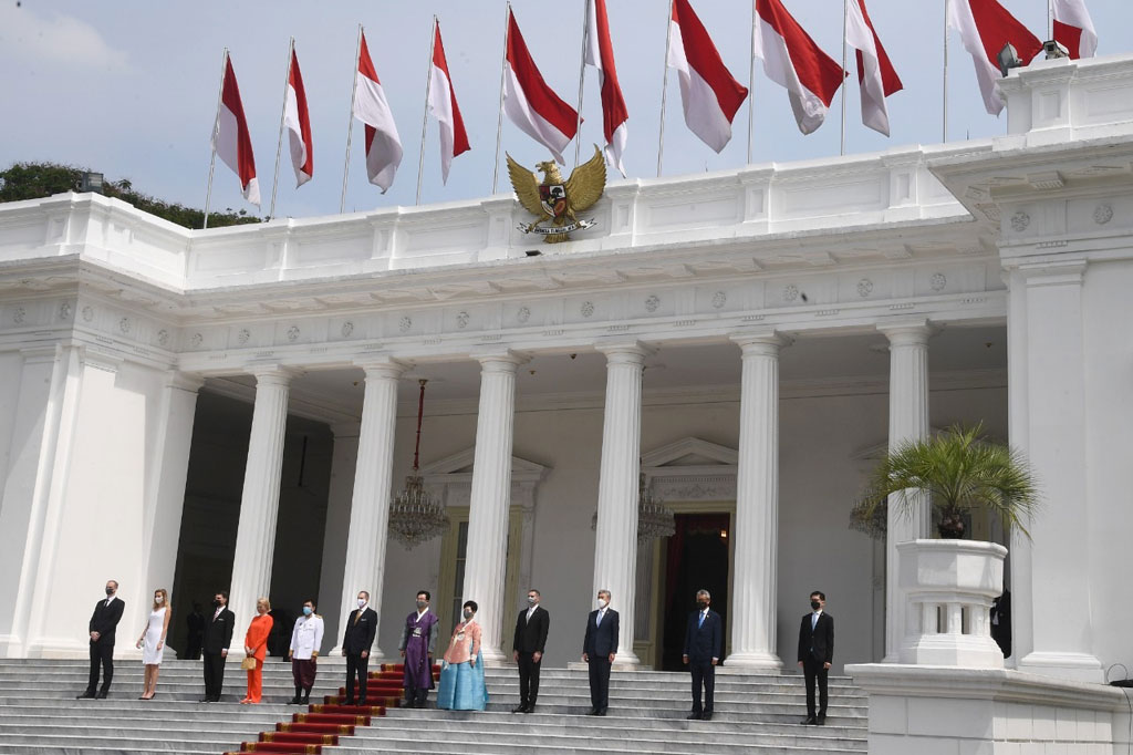 Penyerahan surat kepercayaan duta besar negara sahabat tersebut dimulai dengan seremonial upacara penyambutan di halaman depan Istana Merdeka. Satu per satu lagu kebangsaan negara sahabat diperdengarkan secara bergantian.