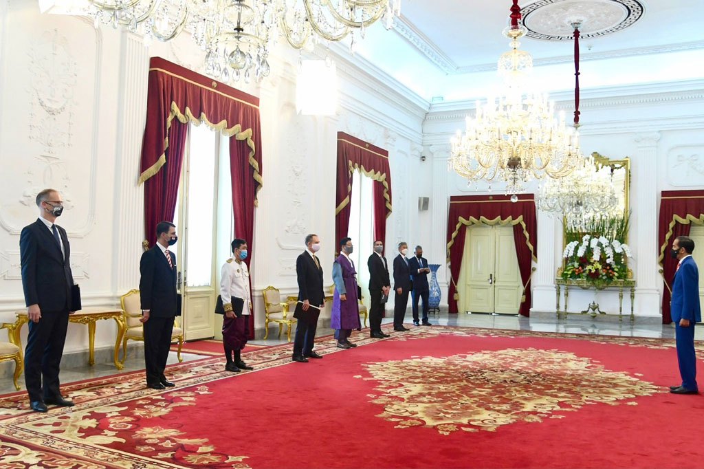 Saat penyerahan surat kepercayaan, Presiden Jokowi dan ketujuh duta besar dan pasangan masing-masing mengenakan masker. Acara dilanjutkan dengan foto bersama para duta besar dengan pasangan bersama Presiden Joko Widodo dengan tetap menjaga jarak satu sama lain.