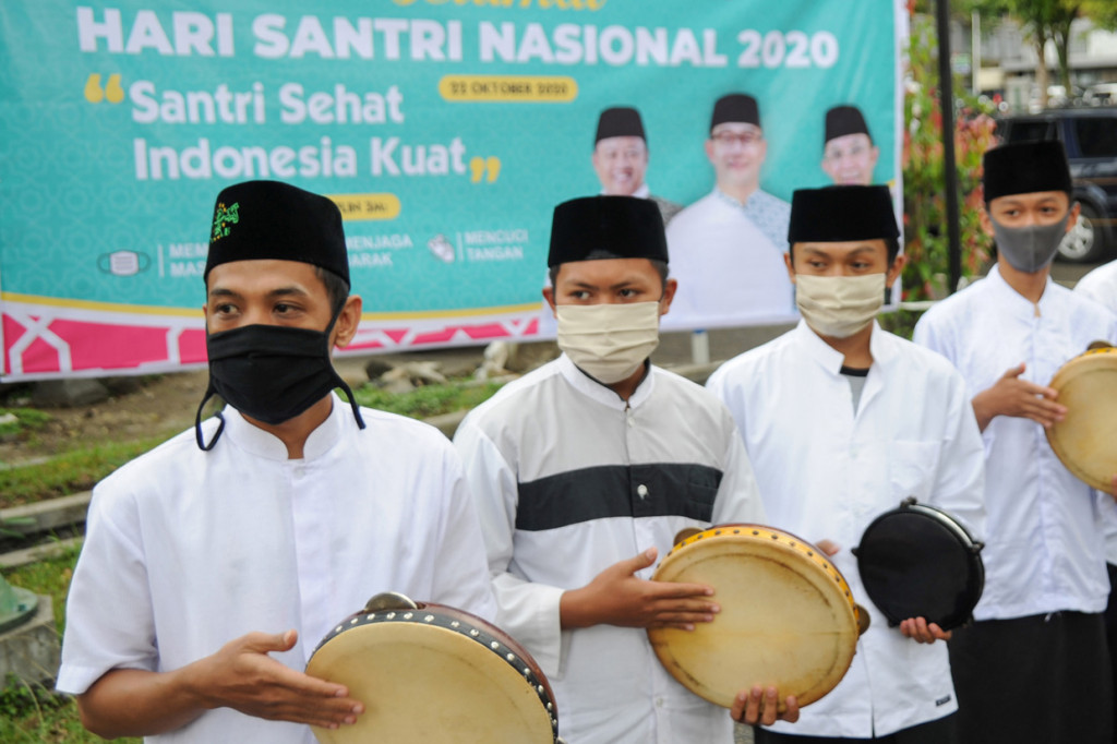 Sejumlah santri menyambut kedatangan Gubernur Jawa Barat Ridwan Kamil dan Habib Luthfi bin Yahya saat mengikuti Istighosah Kubro di Pusdai, Bandung, Jawa Barat.