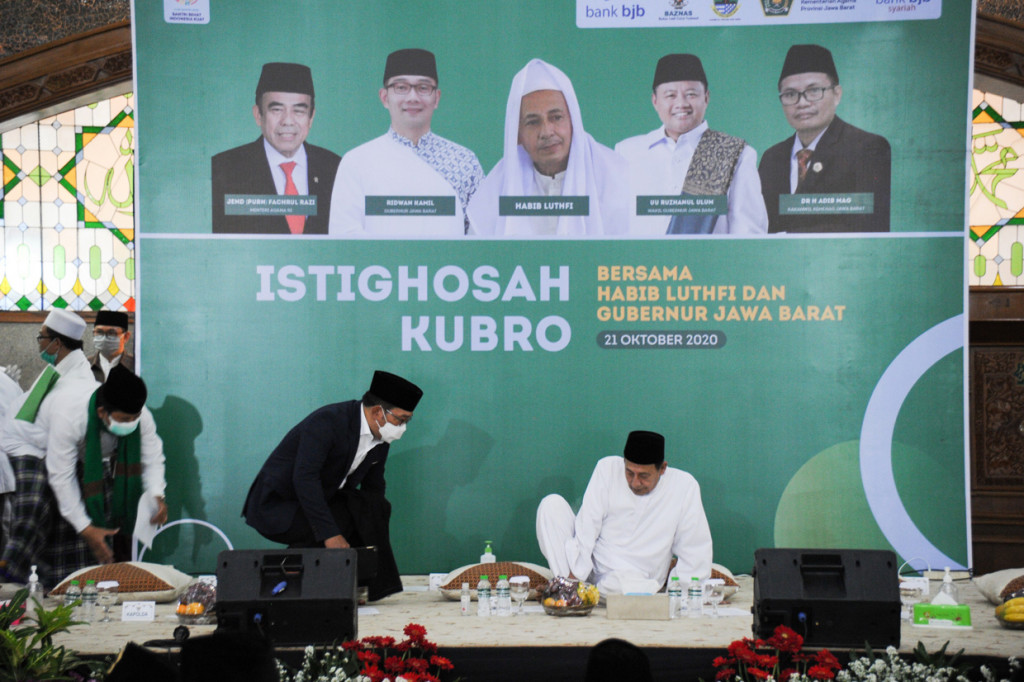 Gubernur Jawa Barat Ridwan Kamil (kiri) bersama Habib Luthfi bin Yahya (kanan) mengikuti Istighosah Kubro di Masjid Pusdai, Bandung, Jawa Barat.