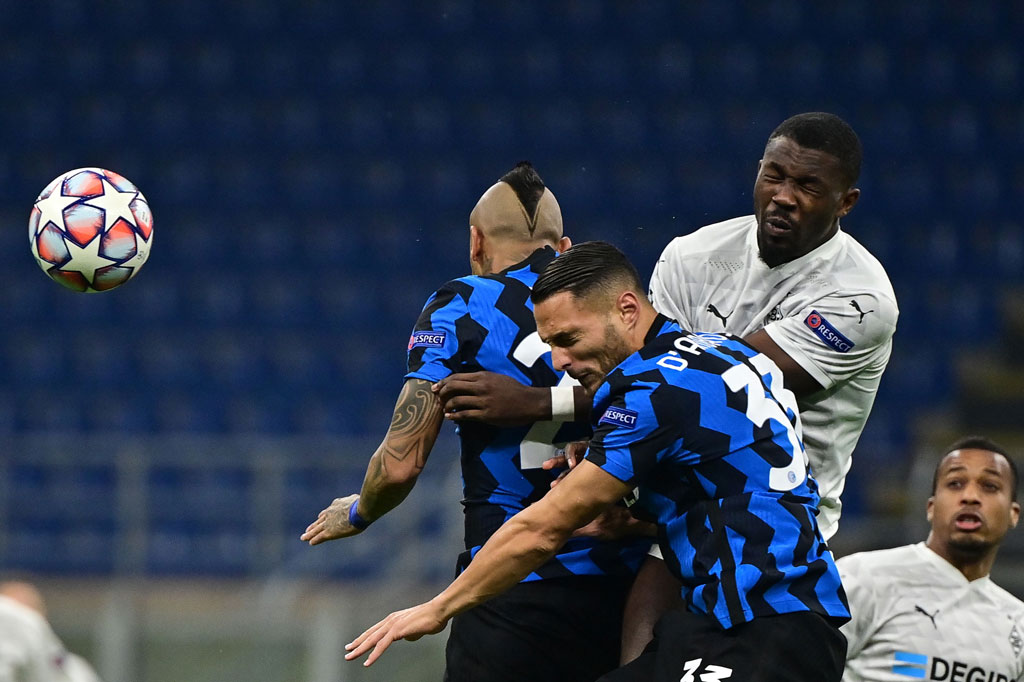 Tim tuan rumah mengambil inisiatif serangan terlebih dahulu. Beberapa peluang didapat namun sayangnya gagal berbuah gol. Sementara tim tamu juga sesekali mengancam pertahanan Inter. Tidak ada gol yang tercipta di babak pertama.