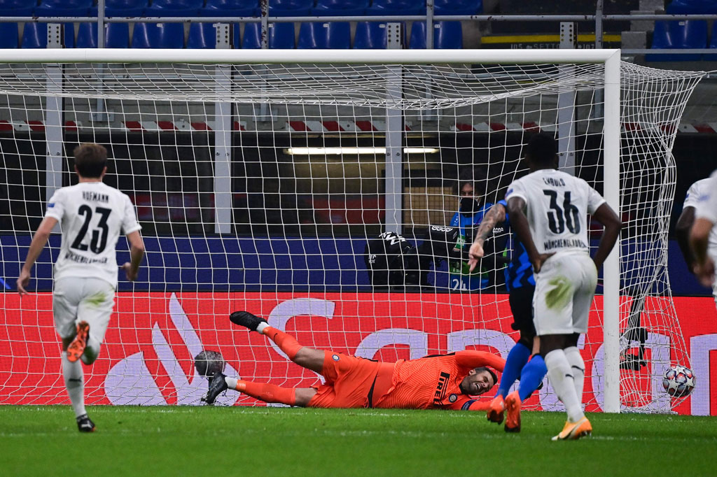 Pada menit ke-61 Gladbach mendapat hadiah penalti akibat pelanggaran Arturo Vidal kepada Marcus Thuram. Wasit sempat melakukan peninjauan VAR sebelum memutuskan menunjuk titik putih. Ramy Bensebaini yang ditugasi menjadi algojo sukses menunaikan tugasnya.