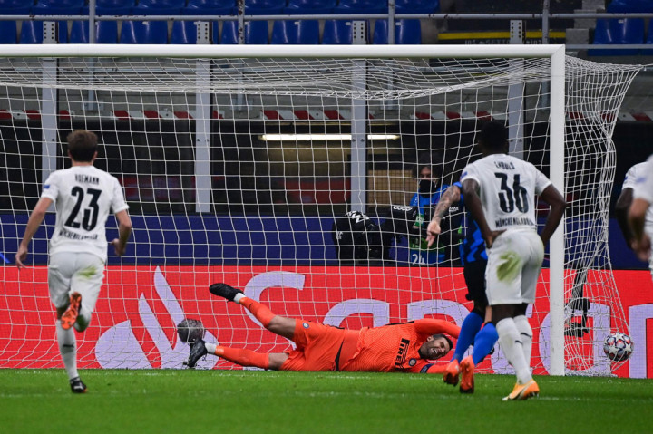 Pada menit ke-61 Gladbach mendapat hadiah penalti akibat pelanggaran Arturo Vidal kepada Marcus Thuram. Wasit sempat melakukan peninjauan VAR sebelum memutuskan menunjuk titik putih. Ramy Bensebaini yang ditugasi menjadi algojo sukses menunaikan tugasnya.