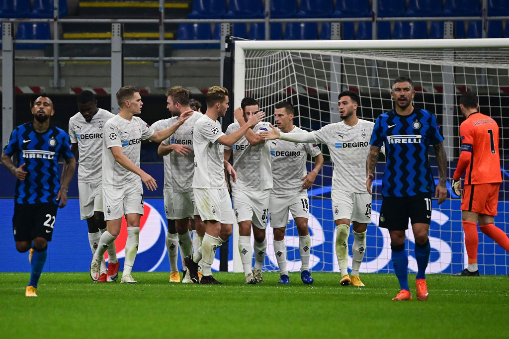 Gol Bensebaini disambut gembira rekan-rekan setimnya.