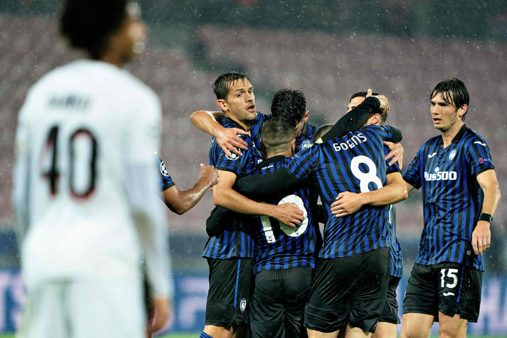 
Alih-alih memperkecil kedudukan, tuan rumah justru kembali harus memungut bola untuk keempat kalinya berkat gol Aleksey Miranchuk pada menit 86. Hingga peluit panjang skor 4-0 menutup kemenangan Atalanta hari itu.