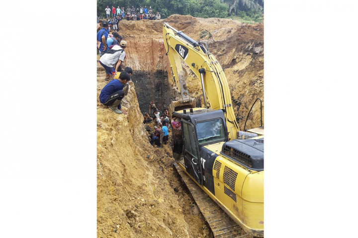 Petugas dibantu warga berusaha mengevakuasi jenazah korban pekerja tambang batu bara rakyat yang tertimbun longsor di Desa Tanjung Lalang, Kecamatan Tanjung Agung, Kabupaten Muara Enim, Sumatera Selatan, Rabu, 21 Oktober 2020. Dok Polsek Lawang Kidul