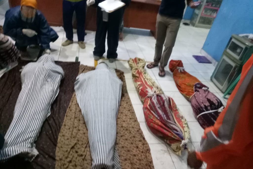 Sementara Kapolsek Tanjung Agung AKP Faisal Pangihutan Manulu saat dikonfirmasi menjelaskan ke-11 korban diketahui sedang membuat semacam jalan di bawah permukaan tanah. 