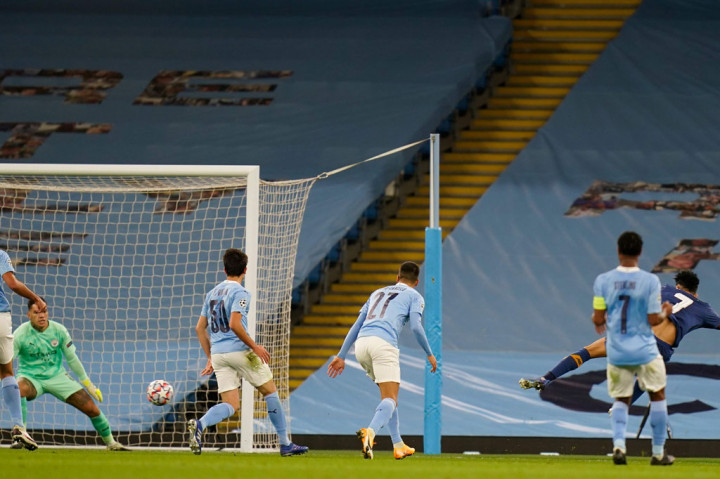 Kendati memasuki pertandingan di bawah tekanan serangan tuan rumah, Porto berhasil mencuri keunggulan pada menit ke-14. Gol diawali saat Luis Diaz melakukan aksi individual dengan melewati sedikitnya lima pemain City, sebelum melepaskan tembakan dari sudut sempit untuk menaklukkan kiper Ederson Moraes.