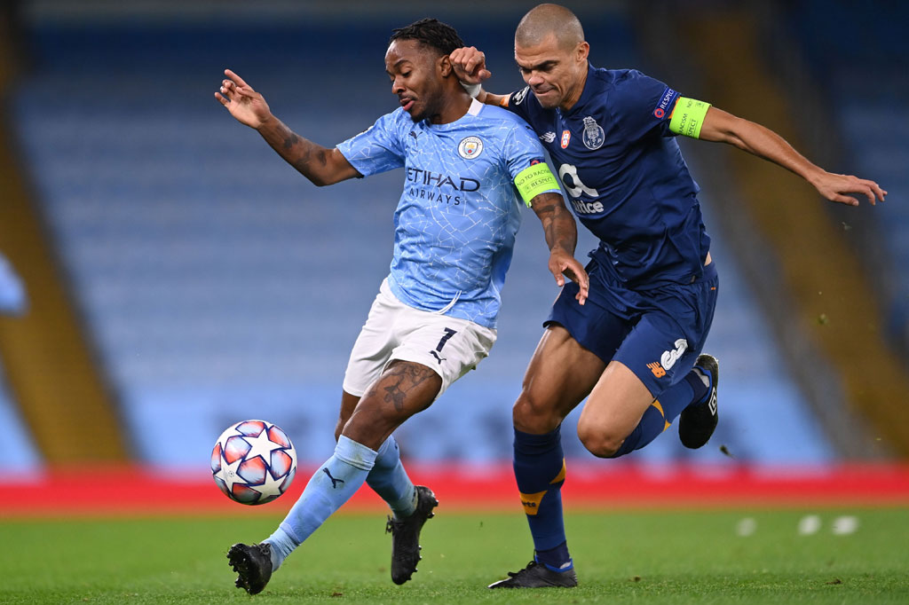 Sayang bek gaek Pepe yang mengomandoi lini belakang Porto melakukan kesalahan. Ia menjatuhkan Raheem Sterling di dalam area terlarang yang membuat wasit Andris Treimanis langsung menunjuk titik putih pada menit ke-17.