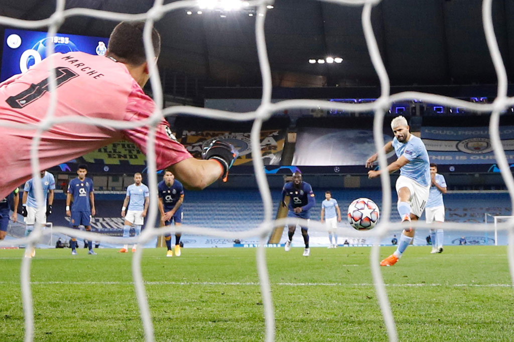 Kesempatan itu dimanfaatkan dengan baik oleh Sergio Aguero yang menjadi algojo, dan menyarangkan gol ke-40 di Liga Champions untuk membuat kedudukan menjadi imbang 1-1.