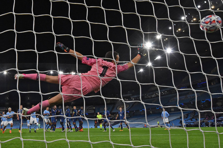 Memasuki babak kedua, City tampil lebih tenang dan akhirnya bisa berbalik memimpin pada menit ke-65, ketika Ilkay Gundogan mengeksekusi tendangan bebas dengan sangat baik, melewati pagar hidup dan tak terjangkau kiper Agustin Marchesin.