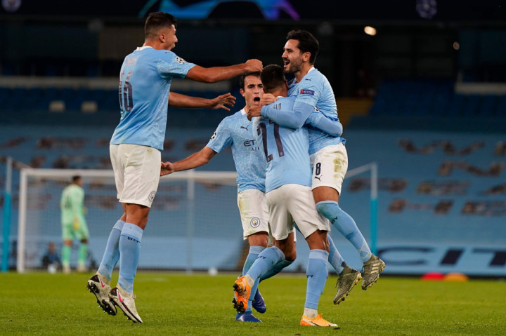 Gundogan (kanan) melakukan selebrasi bersama rekan-rekan setimnya.