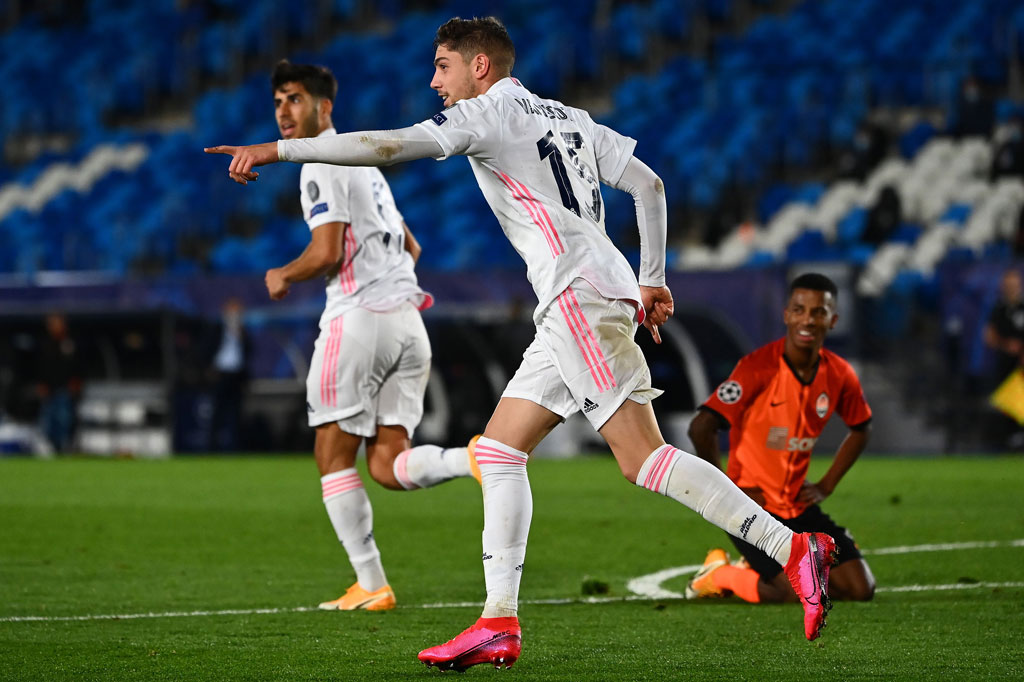 Di masa injury time Madrid sebenarnya berhasil menjebol gawang tim tamu lewat sepakan keras Federico Valverde. Sepakan Valverde mengenai Vinicius sebelum masuk ke gawang Shakhtar. Setelah dilakukan peninjauan VAR, Vinicius ternyata dalam posisi offside.