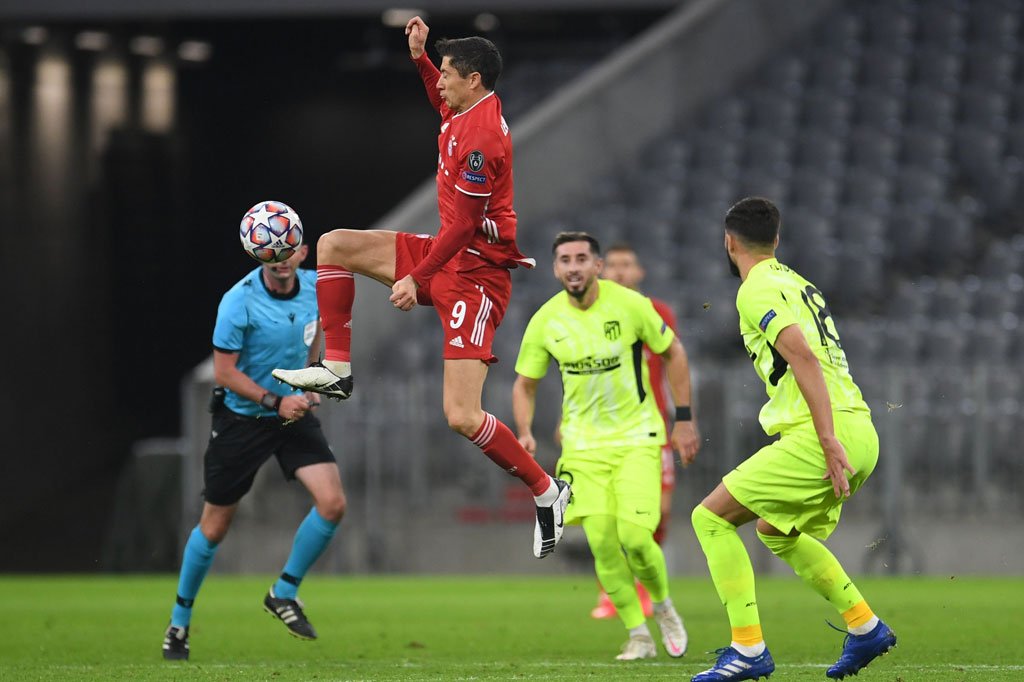 Ancaman pertama dihadirkan oleh Bayern. Kingsley Coman mengecoh seorang pemain Atletico di lini tengah dan berlari kencang di sisi kiri, ia kemudian mengirimkan umpan yang diteruskan sepakan akrobatik Robert Lewandowski. Sayang bola masih melenceng.