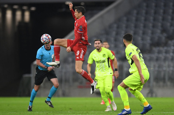Ancaman pertama dihadirkan oleh Bayern. Kingsley Coman mengecoh seorang pemain Atletico di lini tengah dan berlari kencang di sisi kiri, ia kemudian mengirimkan umpan yang diteruskan sepakan akrobatik Robert Lewandowski. Sayang bola masih melenceng.