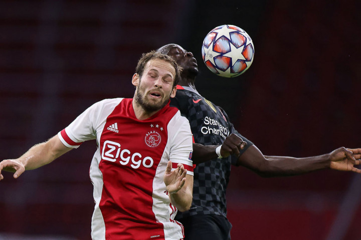 Sejak awal laga kedua tim sama-sama menampilkan permainan menyerang. Baik Ajax maupun Liverpool silih berganti melakukan serangan dengan ciri khas yang sama, kecepatan para penyerang dan sayap.