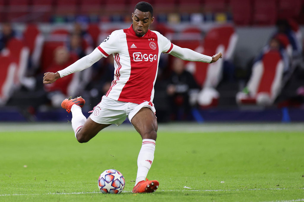 Ryan Gravenberch menciptakan peluang berbahaya pada menit-21. Sayang sepakan kerasnya dari luar kotak penalti masih menyamping tipis di sisi kiri gawang Adrian. 