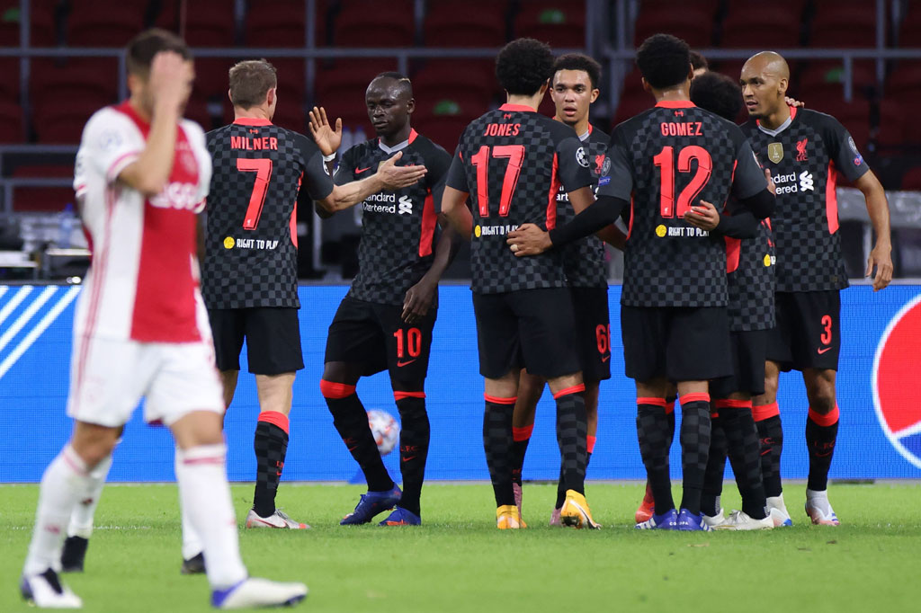 Tim tamu justru mampu unggul berkat gol bunuh diri Nicolas Tagliafico pada menit ke-35. Sadio Mane menusuk dari sisi kiri ke dalam kotak penalti dan melepaskan sepakan. Bola berhasil diblok Mazroui namun mengarah ke Tagliafico. Bek kiri Ajax itu berniat melakukan sapuan, tetapi bola justru masuk ke gawang sendiri.