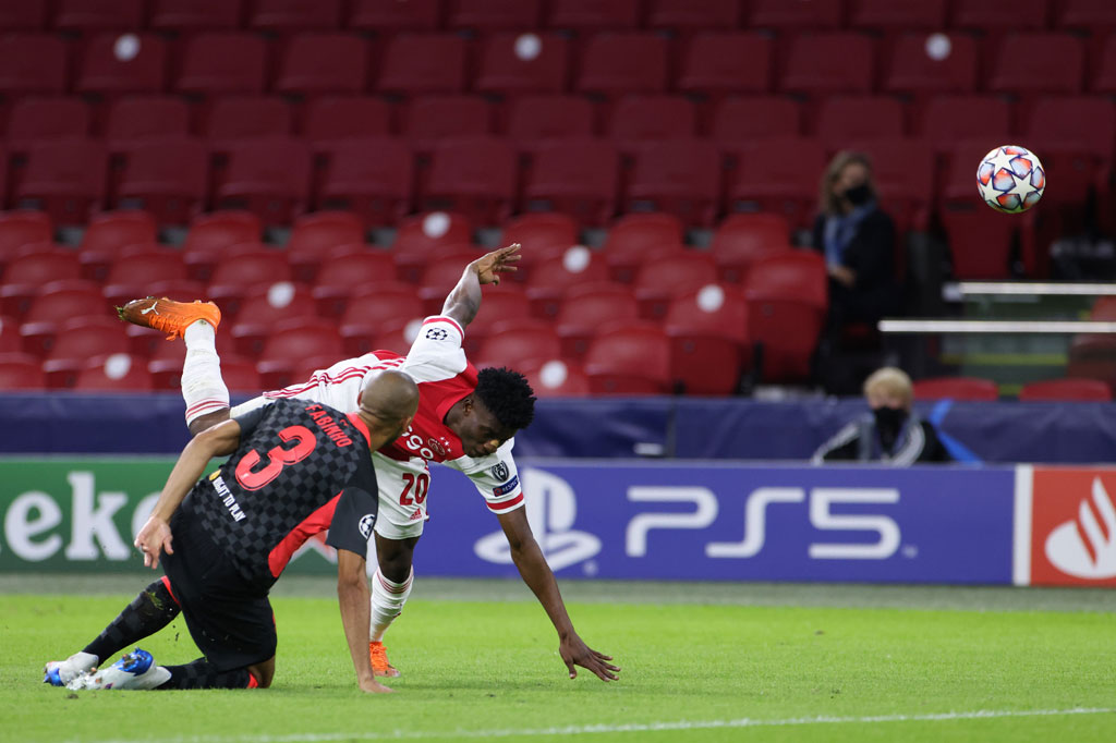 Ajax langsung merespon dan hampir saja berhasil menyamakan kedudukan lewat Tadic. Namun sayang sepakan cungkilnya saat tinggal berhadapan satu lawan satu dengan Adrian masih bisa dihalau Fabinho.