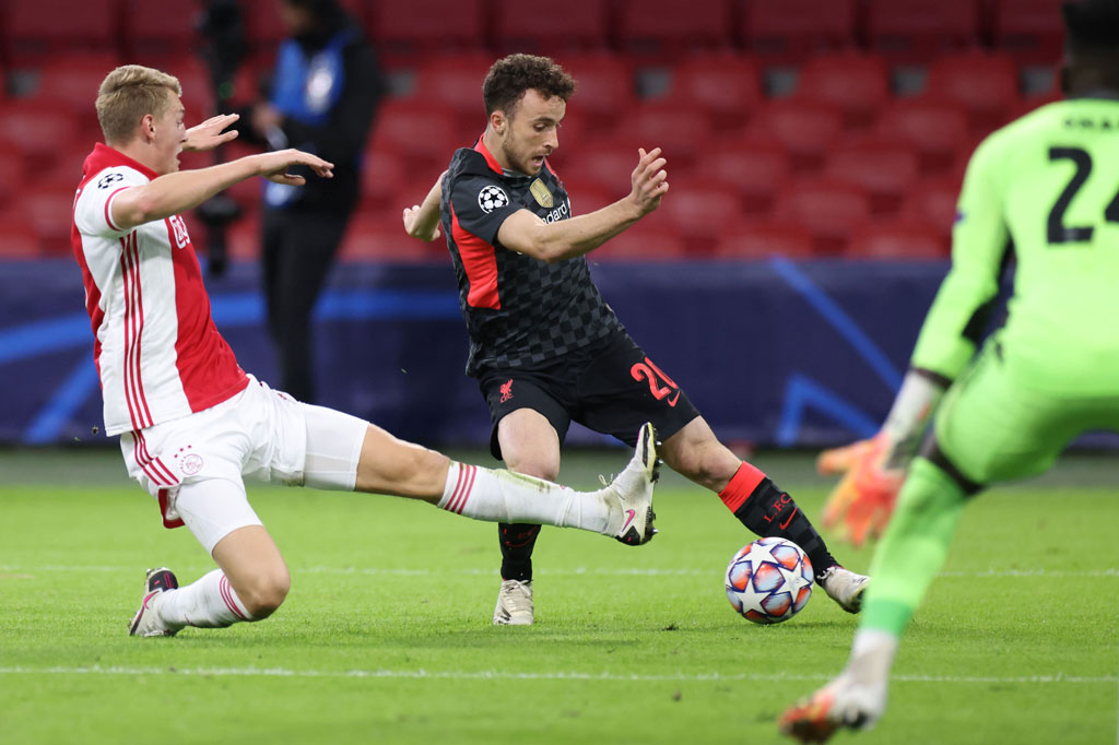 Klopp melakukan pergantian besar-besaran di lini depan dengan menarik trio Mane-Firmino-Salah demi menjaga stamina dan memasukan Diogo Jota, Shaqiri, dan Minamino.