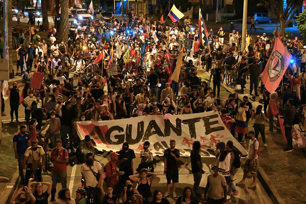 Mereka memprotes kebijakan sosial dan ekonomi Presiden Ivan Duque, pembunuhan para aktivis hak asasi manusia, dan kekerasan polisi.