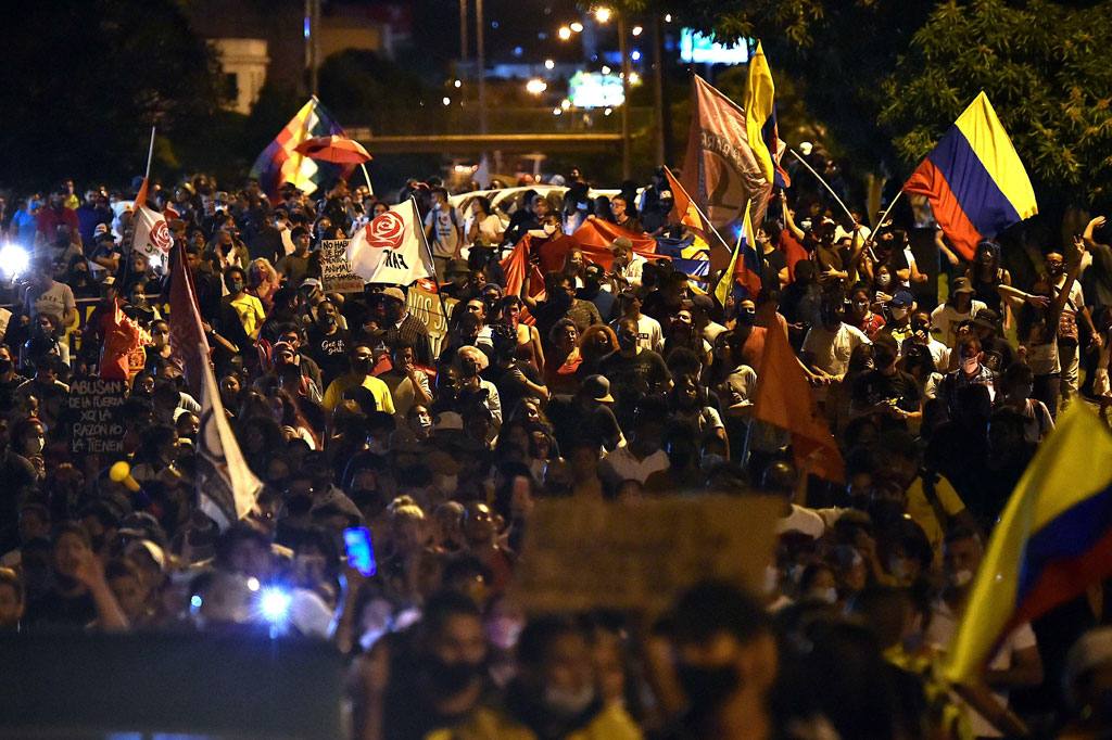 Pemrotes menuntut beragam bantuan pemerintah, termasuk jaminan pendapatan bagi mereka yang kehilangan pekerjaan saat pandemi, pendanaan lebih banyak bagi kesehatan dan pendidikan, serta langkah-langkah menghentikan kekerasan berdasar gender.